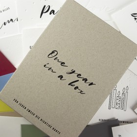 ONE YEAR IN A BOX - Kartenset & farbige Briefhüllen in toller Letterpressbox
